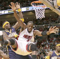 Jermaine O'Neal scores 27 points as Indianapolis beats the Heat 105-102